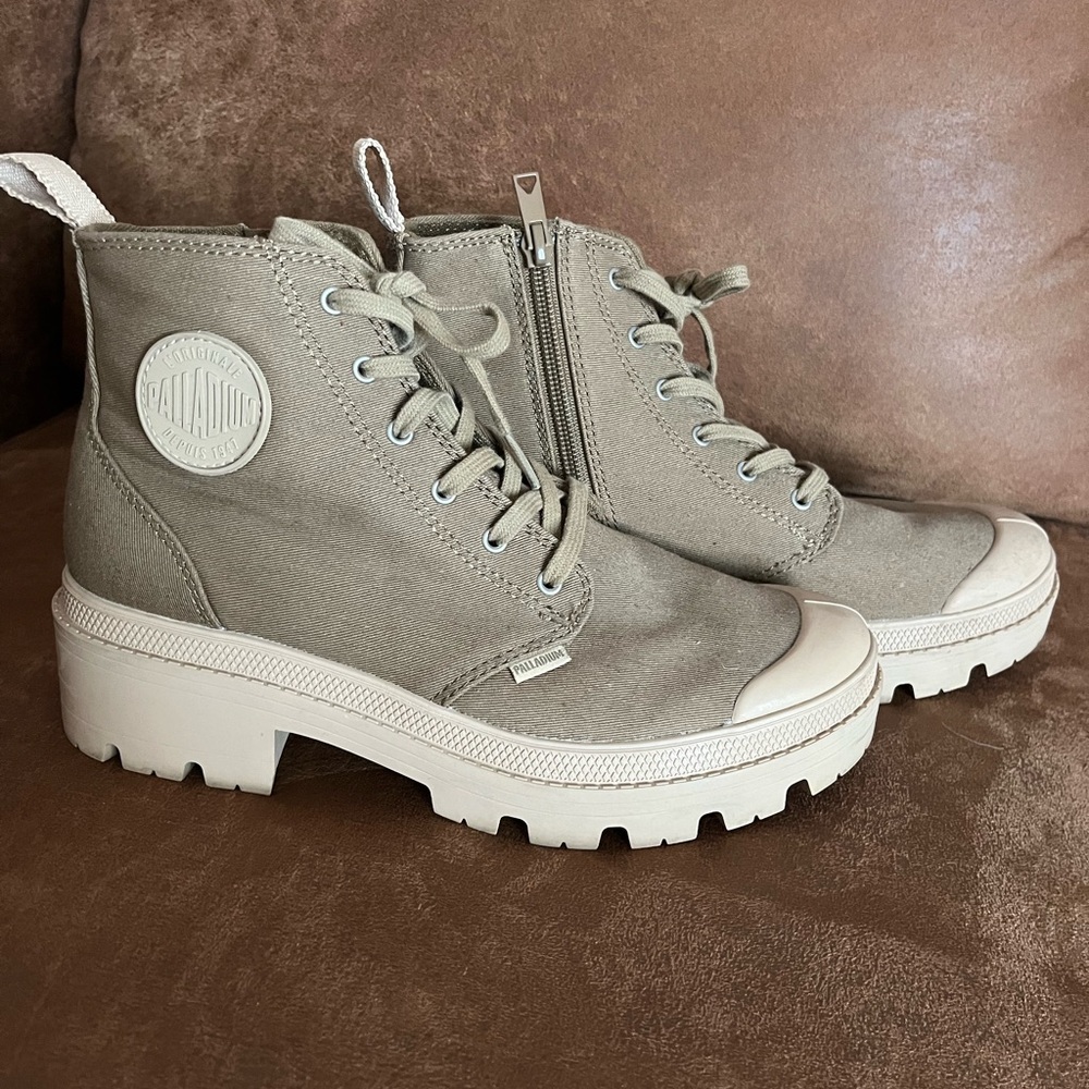 Palladium Women's pallabase twill boots 7.5